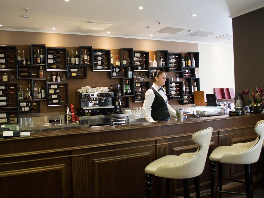 Premier Palace Spa Hotel Bükreş Dış mekan fotoğraf A bar in a hotel