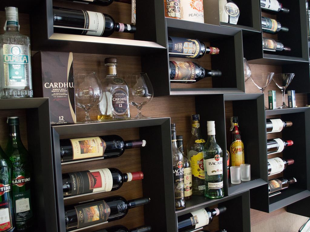Premier Palace Spa Hotel Bükreş Dış mekan fotoğraf A wine rack