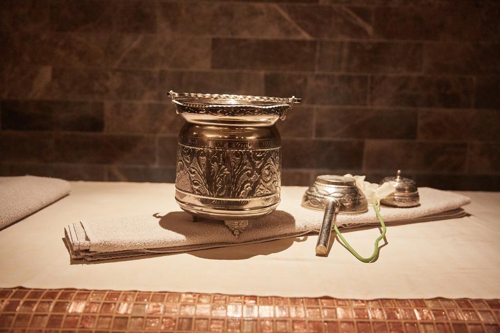 Premier Palace Spa Hotel Bükreş Dış mekan fotoğraf A silver bowl for drinking