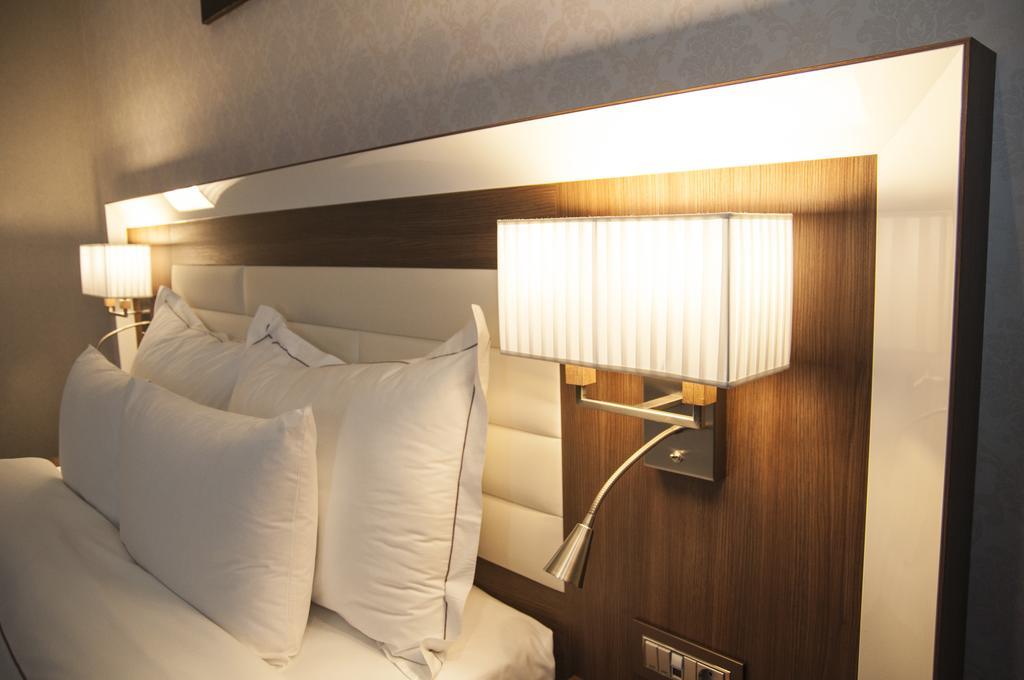 Premier Palace Spa Hotel Bükreş Dış mekan fotoğraf Wall mounted reading lights