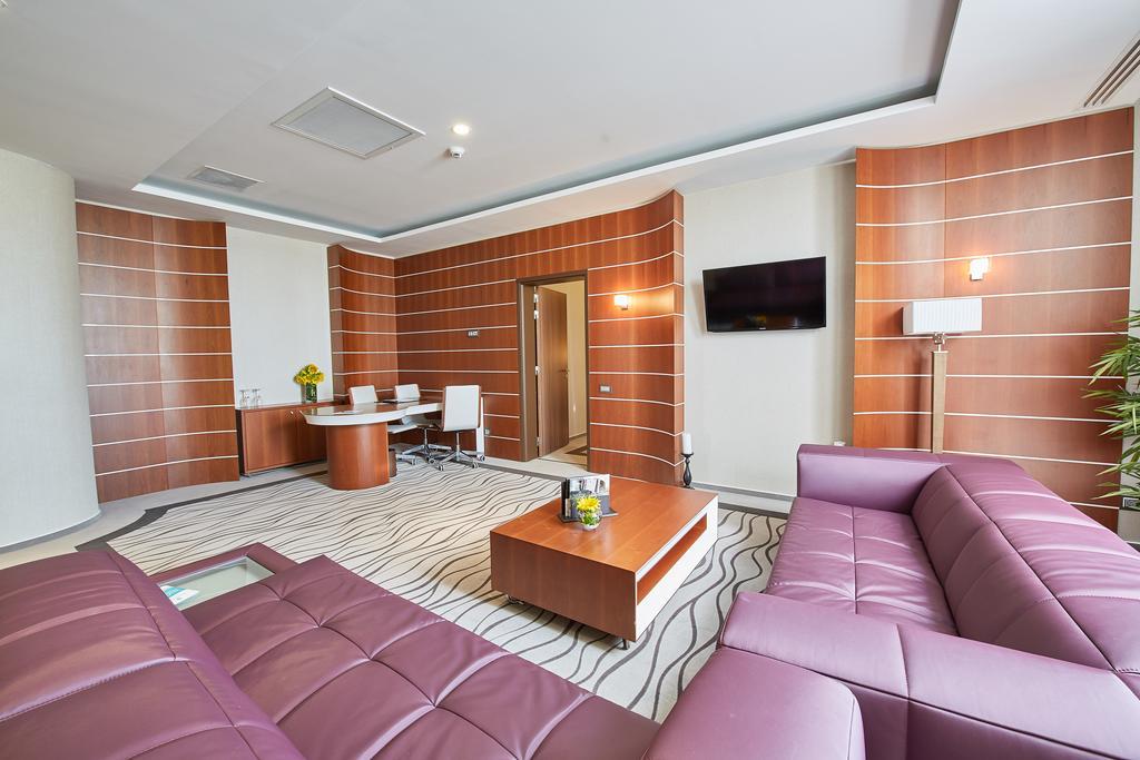 Premier Palace Spa Hotel Bükreş Dış mekan fotoğraf A suite at the airport