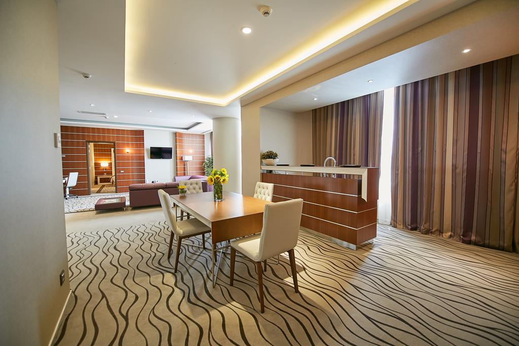 Premier Palace Spa Hotel Bükreş Dış mekan fotoğraf A suite at the hotel