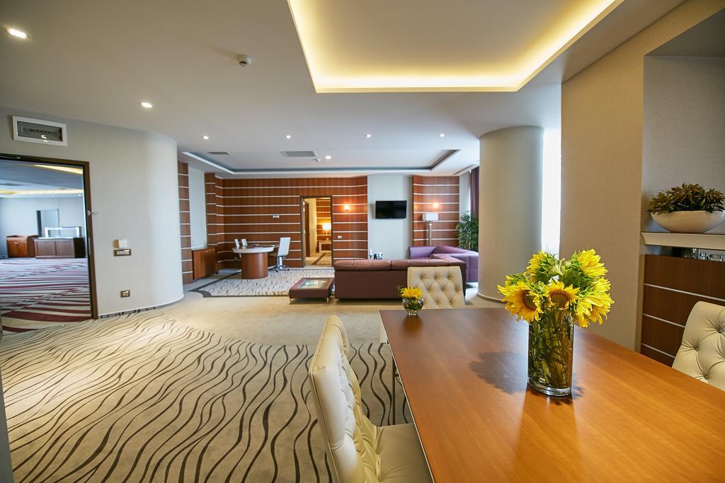 Premier Palace Spa Hotel Bükreş Dış mekan fotoğraf A suite at the hotel